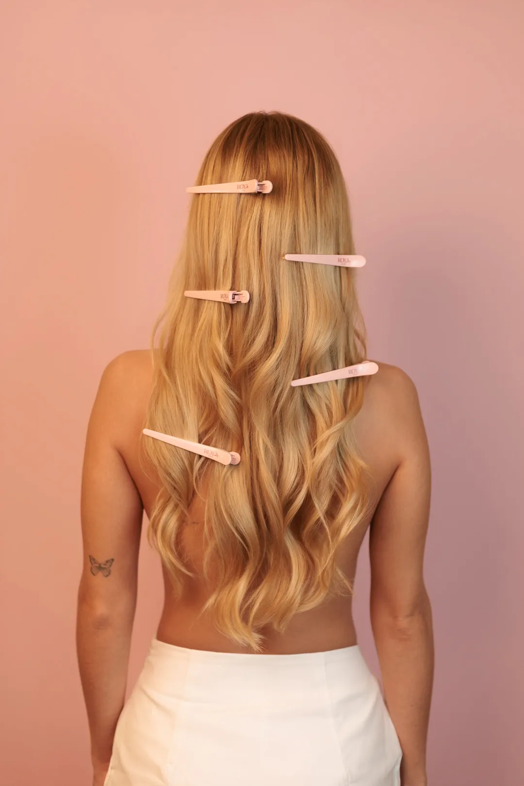 Cabelo loiro preso com as presilhas Roya